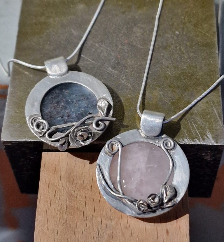 Diamond shaped contrasting mirror polish and pattern earring and pendant set